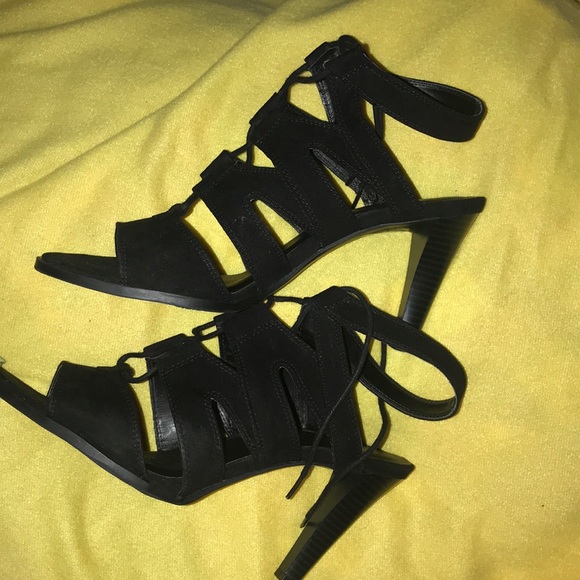 Black Vera Wang High Heels - Picture 3 of 5